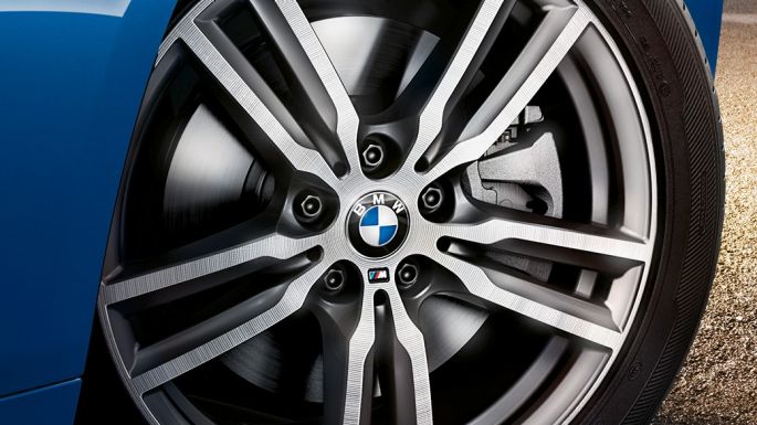 Light alloy wheels BMW 2 Series Gran Tourer Light alloy wheels BMW 2 Series Gran Tourer F46 Facelift 2018 Estoril Blue metallic close-up view