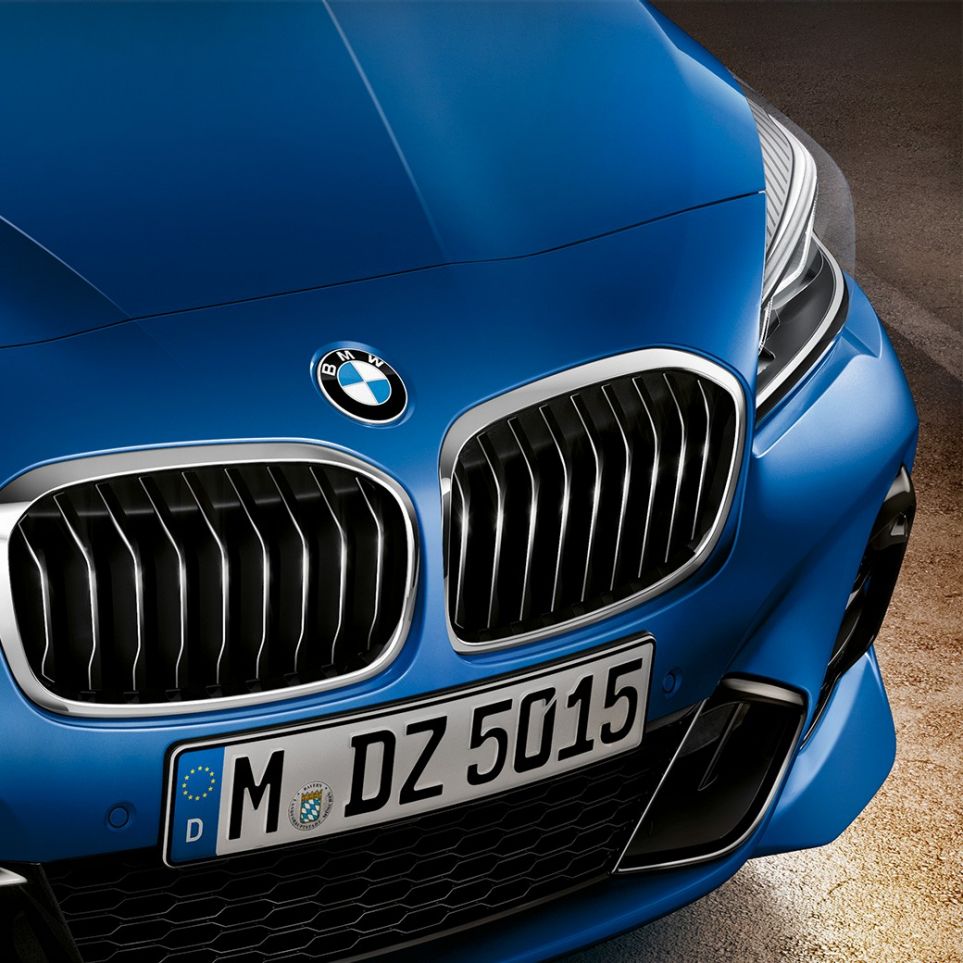 Double kidney grille BMW 2 Series Gran Tourer Double kidney grille BMW 2 Series Gran Tourer F46 Facelift 2018 Estoril Blau metallic close-up front