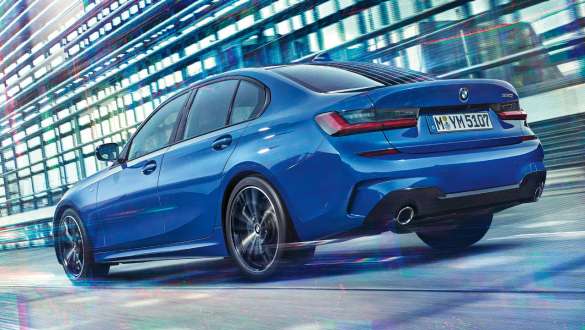BMW 3 Series Saloon (G20), Adaptive M suspension. Three-quarter rear view of the driving BMW 3 Series Saloon (G20) with Adaptive M suspension.