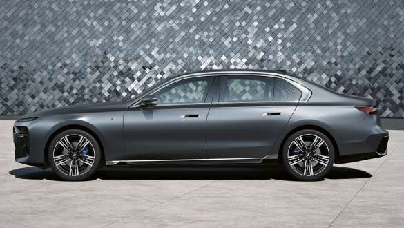 Side view BMW 7 Series Saloon G70 ICE 740i M sports package BMW 7 Series Saloon G70 ICE 740i M sports package, Frozen Deep gray metallic, 21" M light alloy wheels Star-spoke style 908 side view