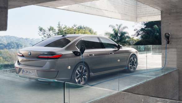BMW i7 Saloon G70 3/4 rear view Charging at home BMW i7 Saloon G70 BMW Individual Oxid grey metallic 3/4 rear view charging at home with Wallbox