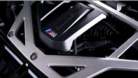 M TwinPower Turbo inline 6-cylinder petrol engine BMW M4 CSL G82 BMW M4 CSL G82 BMW Individual Frozen Brooklyn Grey metallic three-quarter close-up engine