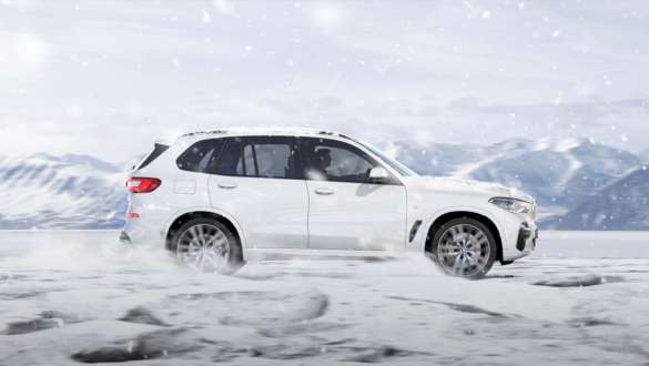 Driving mode xSnow BMW X5 Driving mode xSnow BMW X5 G05 2018 Mineral White metallic side view driving on snow
