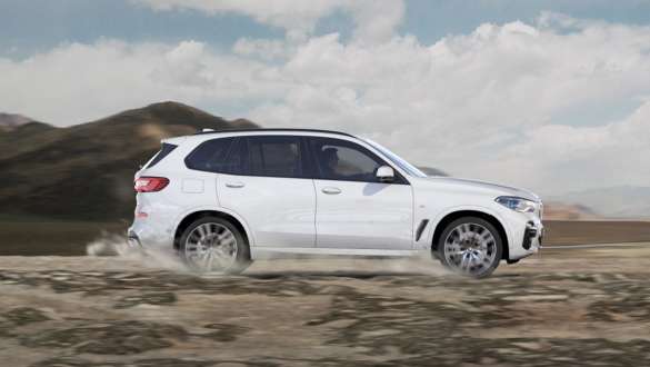 Driving mode xGravel BMW X5 Driving mode xGravel BMW X5 G05 2018 Mineral White metallic side view driving on loose, stony ground