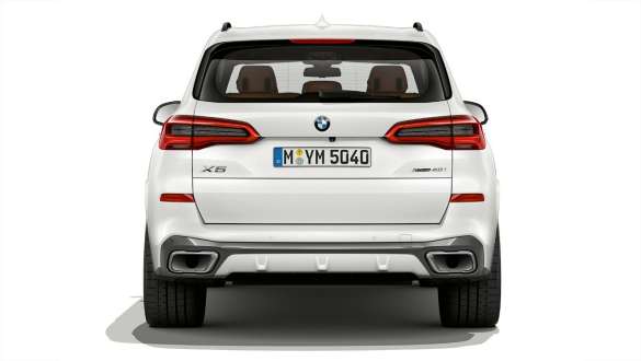 BMW X5 xDrive40i G05 2018 Mineral White metallic three-quarter rear view 