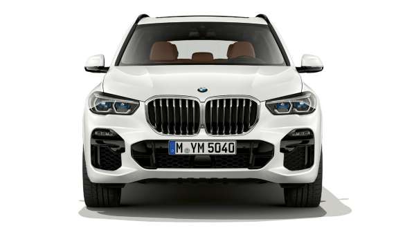 BMW X5 G05 2018 Mineral White metallic three-quarter front view standing at night