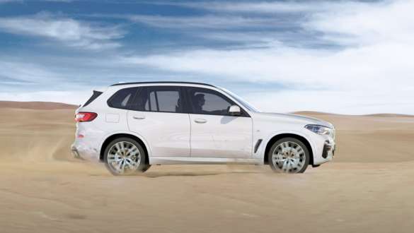 Driving mode xSand BMW X5 G05 2018 Mineral White metallic side view driving on sand