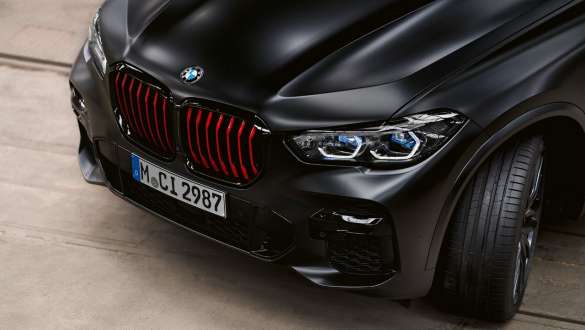 BMW double kidney with bars in Chili Red BMW X5 Edition Black Vermilion G05 2021