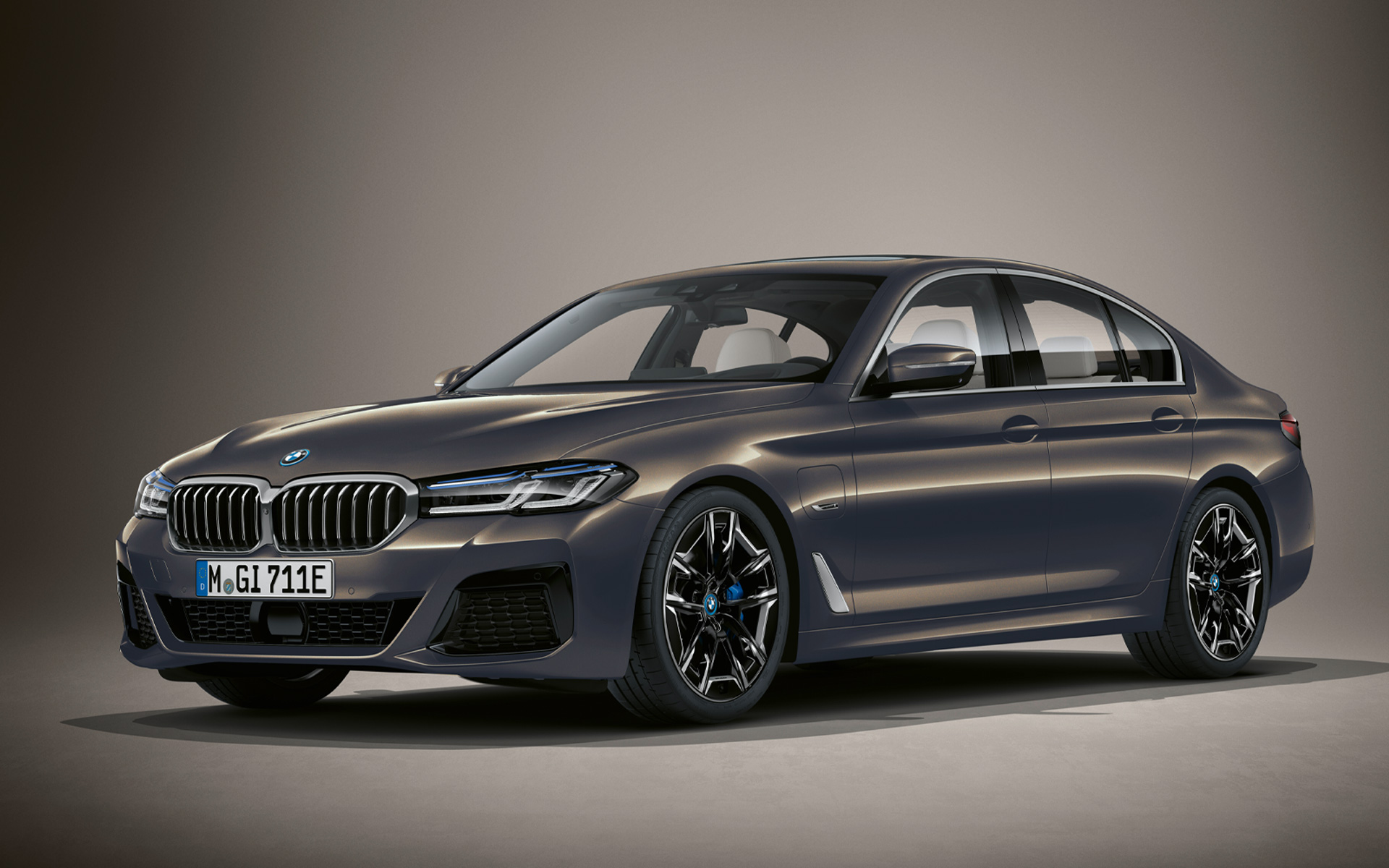BMW 5 Series Saloon G30 LCI in BMW Individual Alvite Grey metallic BMW 5 Series Saloon Individual G30 Facelift 2020 three-quarter front view standing in BMW Individual Alvite Grey metallic