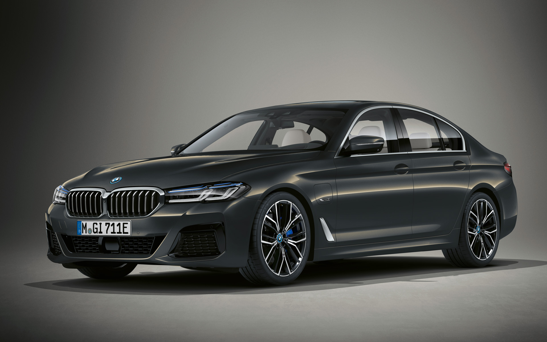 BMW 5 Series Saloon G30 LCI in BMW Individual Dravit Grey metallic BMW 5 Series Saloon Individual G30 Facelift 2020 three-quarter front view standing in BMW Individual Dravit Grey metallic