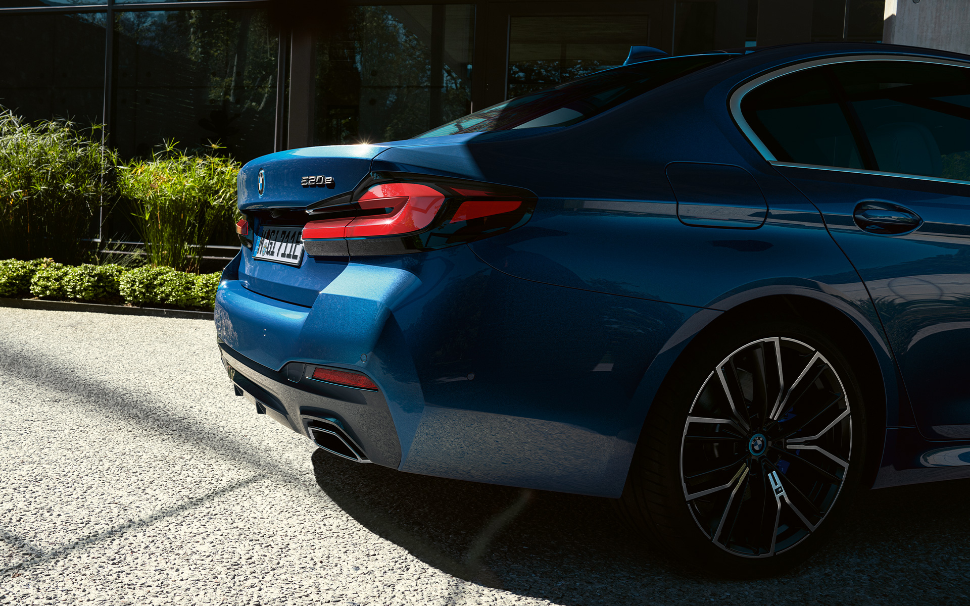 Rear apron BMW 5 Series Saloon G30 Free-form exhaust pipes BMW 5 Series Saloon G30 Facelift 2020 Phytonic Blue close-up rear