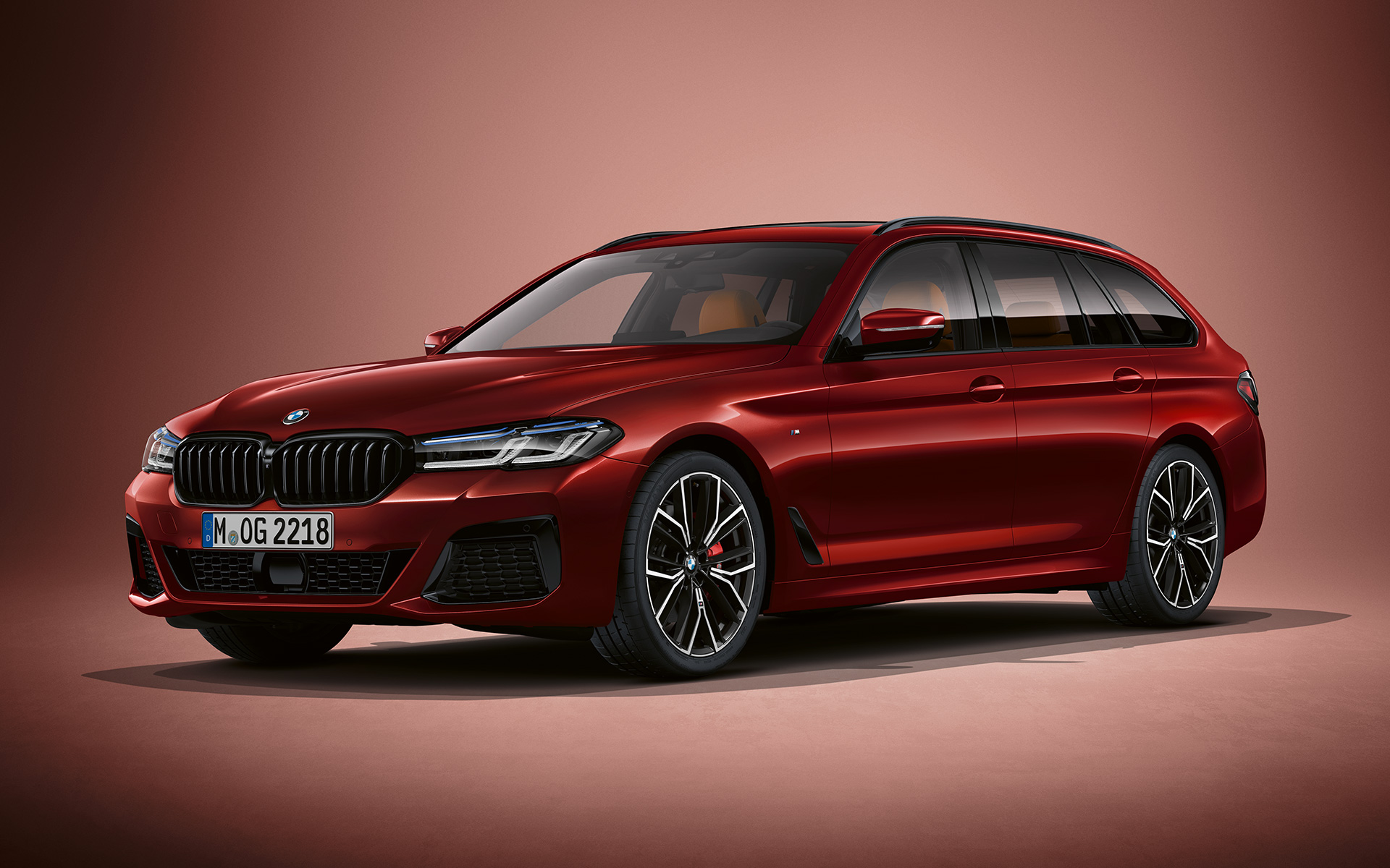 BMW 5 Series Touring G31 LCI in BMW Individual Aventurine Red metallic BMW 5 Series Touring Individual G31 Facelift 2020 three-quarter front view standing in BMW Individual Aventurine Red metallic