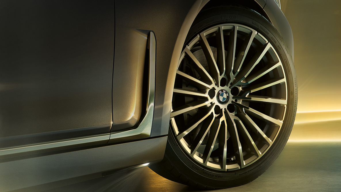 BMW 7 Series Saloon wheels with multi-spoke design BMW 7 Series Saloon: close-up of wheels with multi-spoke design