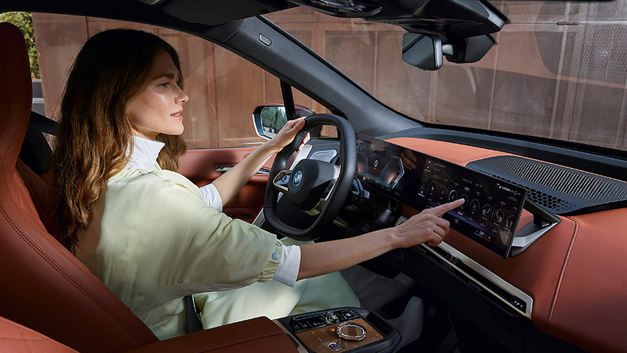 BMW iX i20 2021 electric SUV BMW iDrive interior Suite cockpit