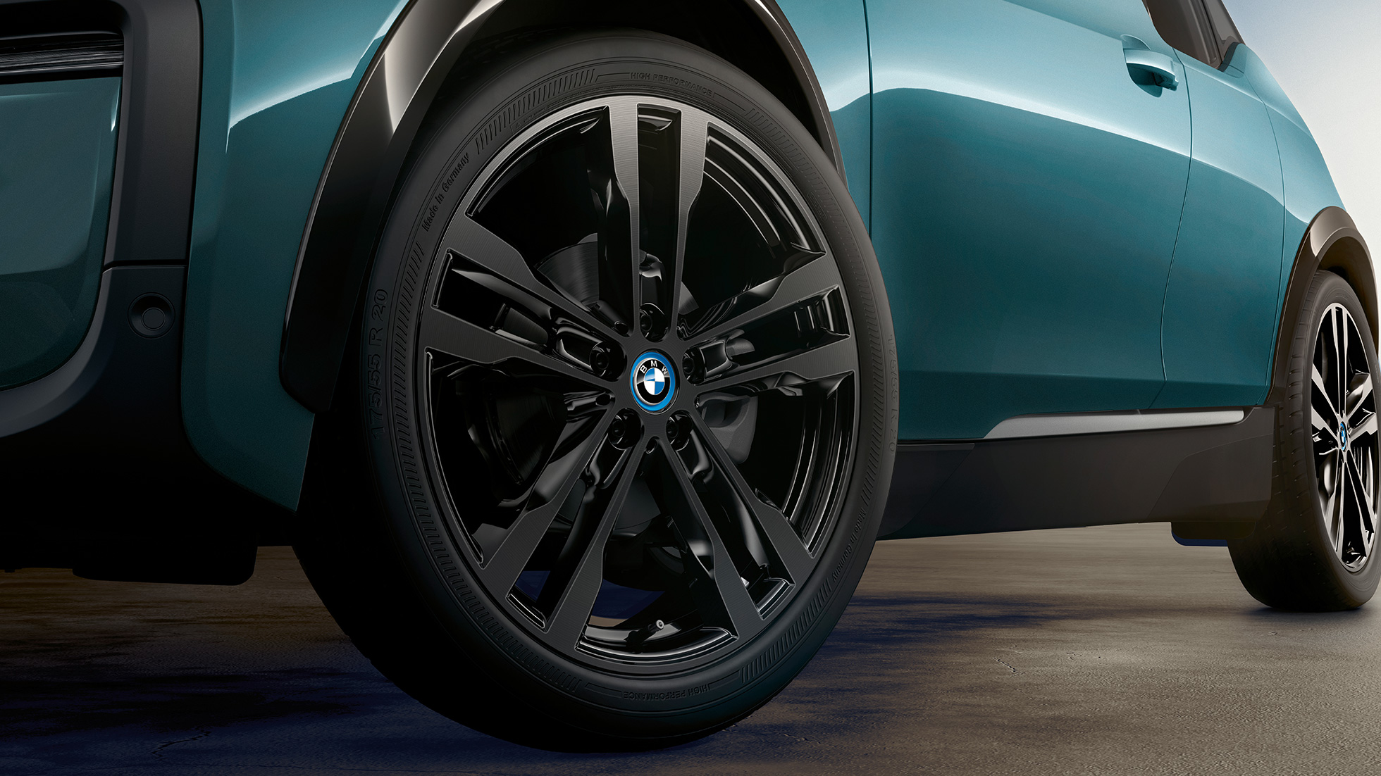 BMW i3 2020 20" alloy wheel BMW i3 I01 2020 Blue Ridge Mountain with Frozen Grey Highlight close-up 20" jet black alloy wheel