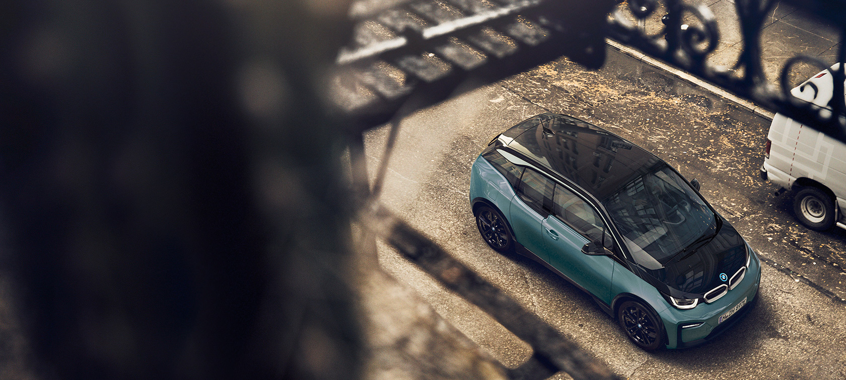 BMW i3 2018 bird´s eye view BMW i3 I01 2018 Jucaro beige with Frozen Grey metallic highlight bird´s eye view carbon roof