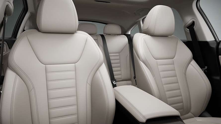 BMW i4 eDrive40 G26 2021 Mineral White design highlights of the interior in short video BMW i4 eDrive40 G26 2021 Mineral White design highlights of the interior in short video