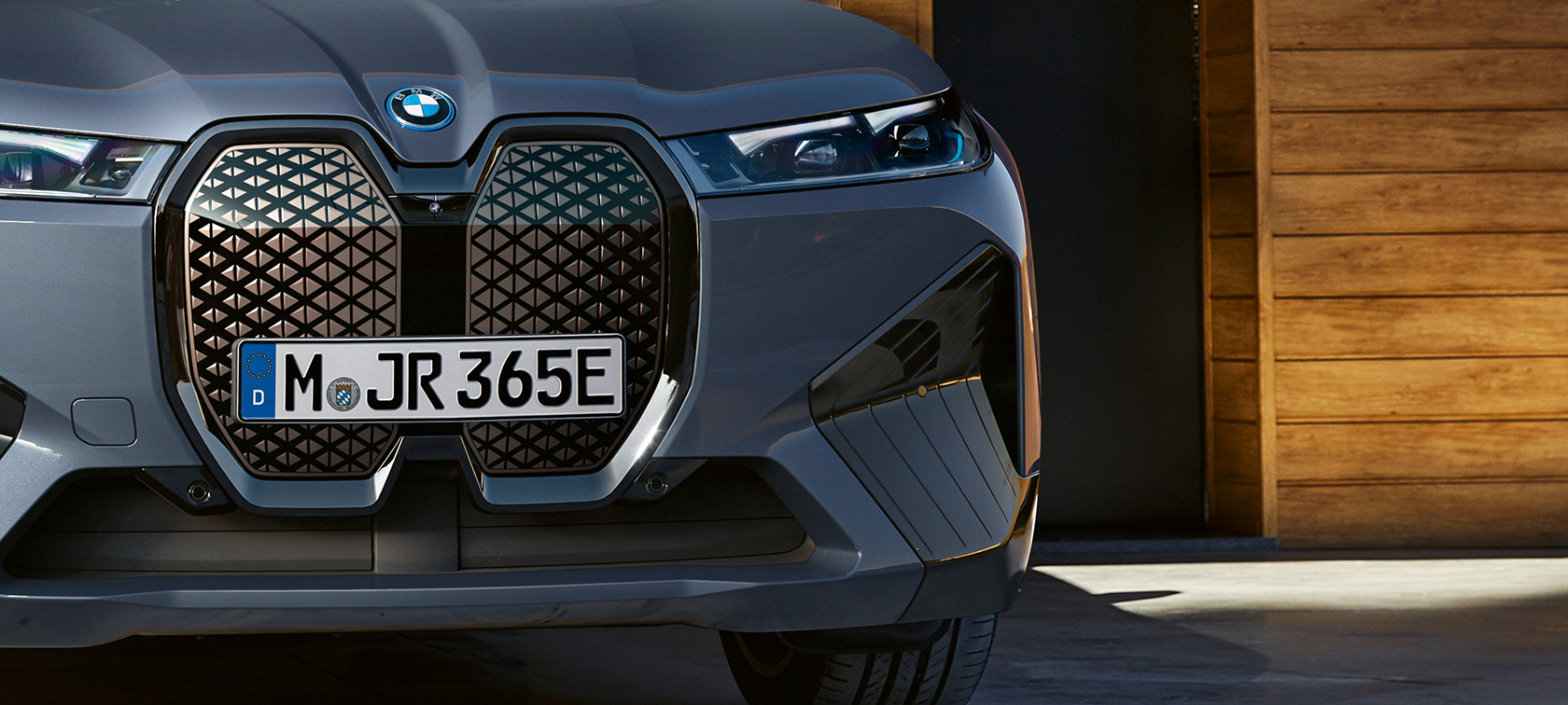 BMW iX M60 i20 2022 electric SUV electric car BMW Individual Storm Bay metallic close-up front with vertical BMW kidney grille