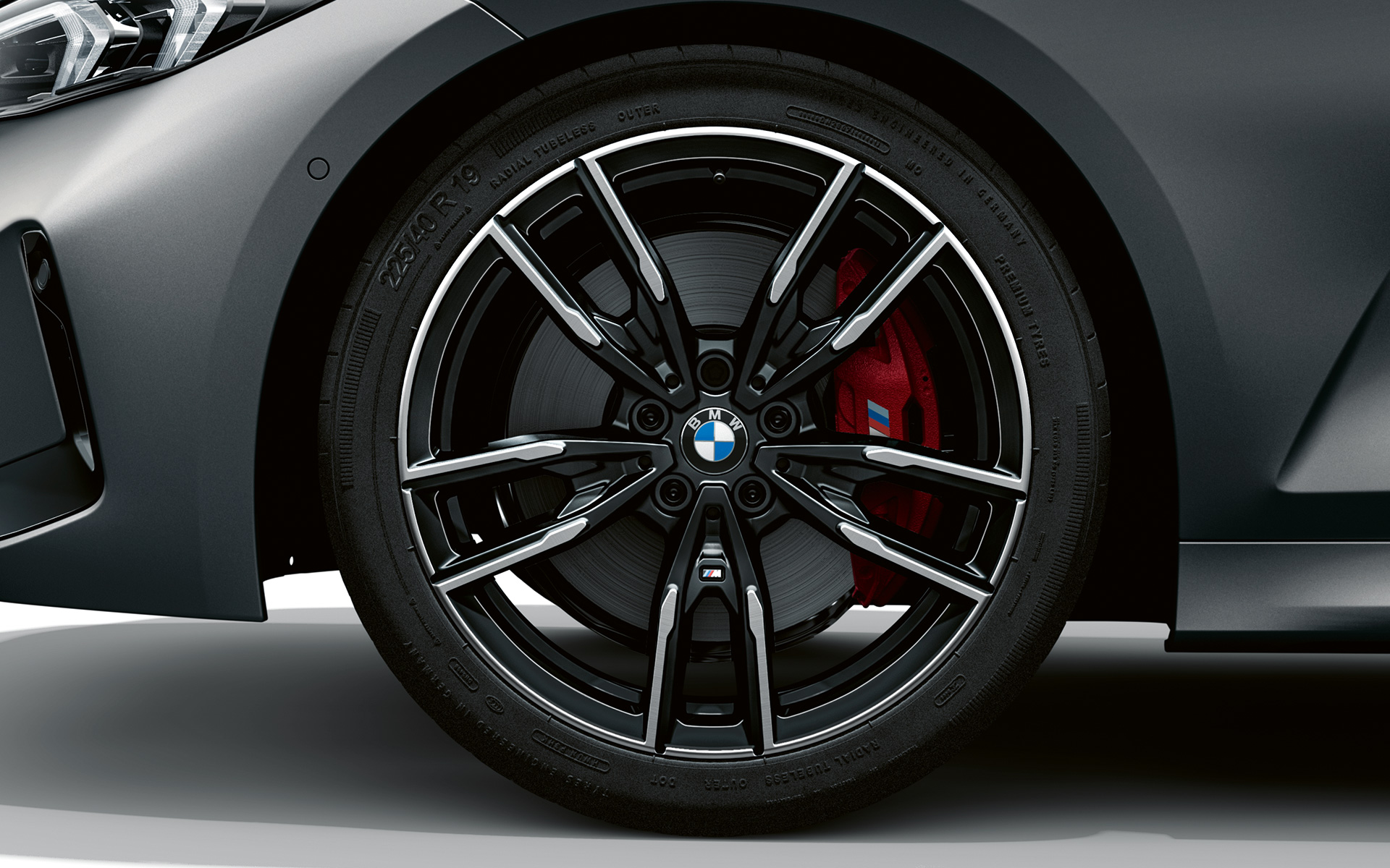 19'' M light alloy wheels Double-spoke style 792 M Bicolour Jet Black BMW M340i xDrive Saloon G20 BMW M340i xDrive Saloon G20 BMW Individual Frozen Pure Grey metallic 19'' M light alloy wheels Double-spoke style 792 M Bicolour Jet Black close-up