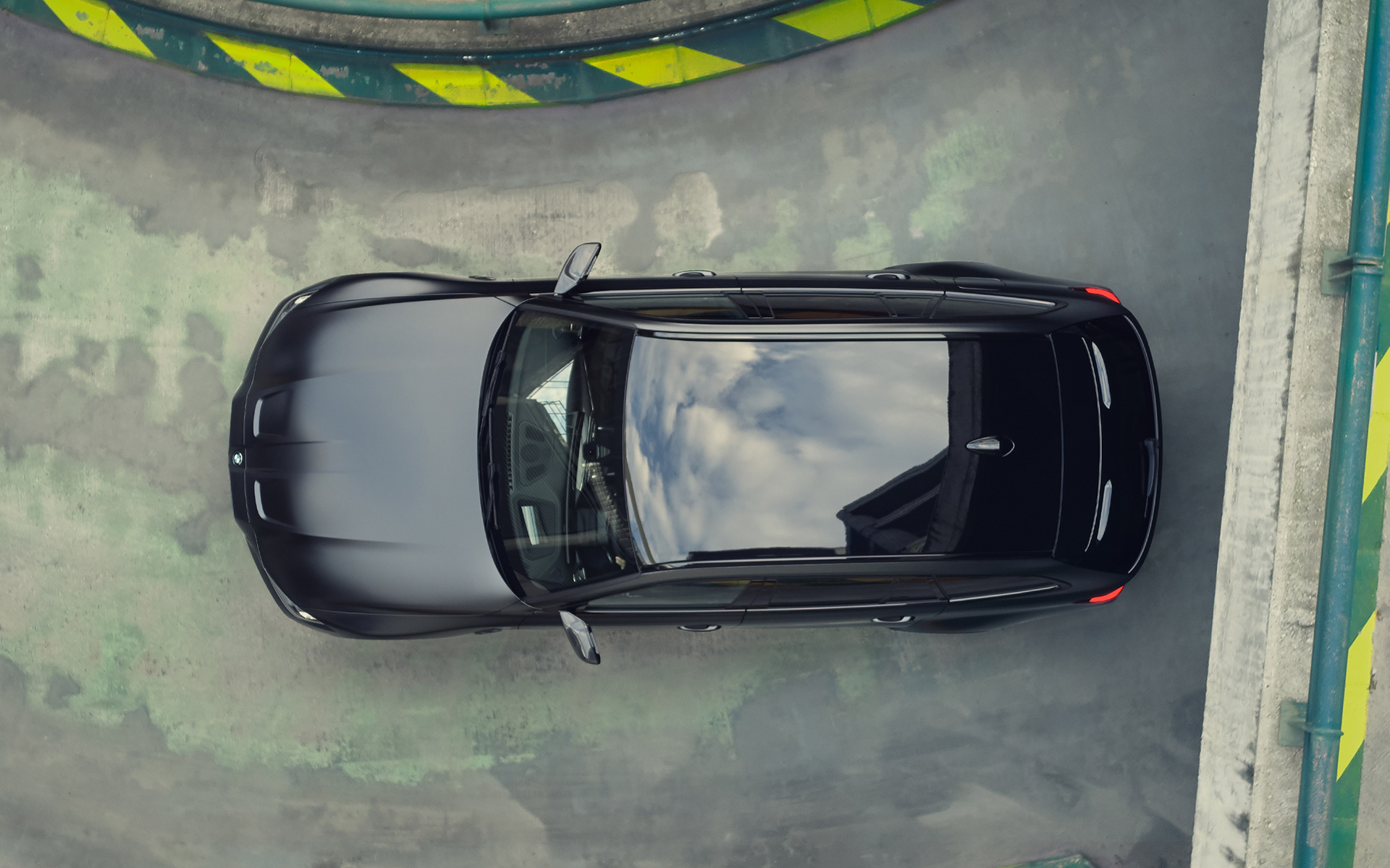 High-gloss Black contrast roof BMW M3 Competition Touring G81 BMW Individual Frozen Black metallic BMW M3 Competition Touring G81 BMW Individual Frozen Black metallic High-gloss Black contrast roof bird’s -eye view