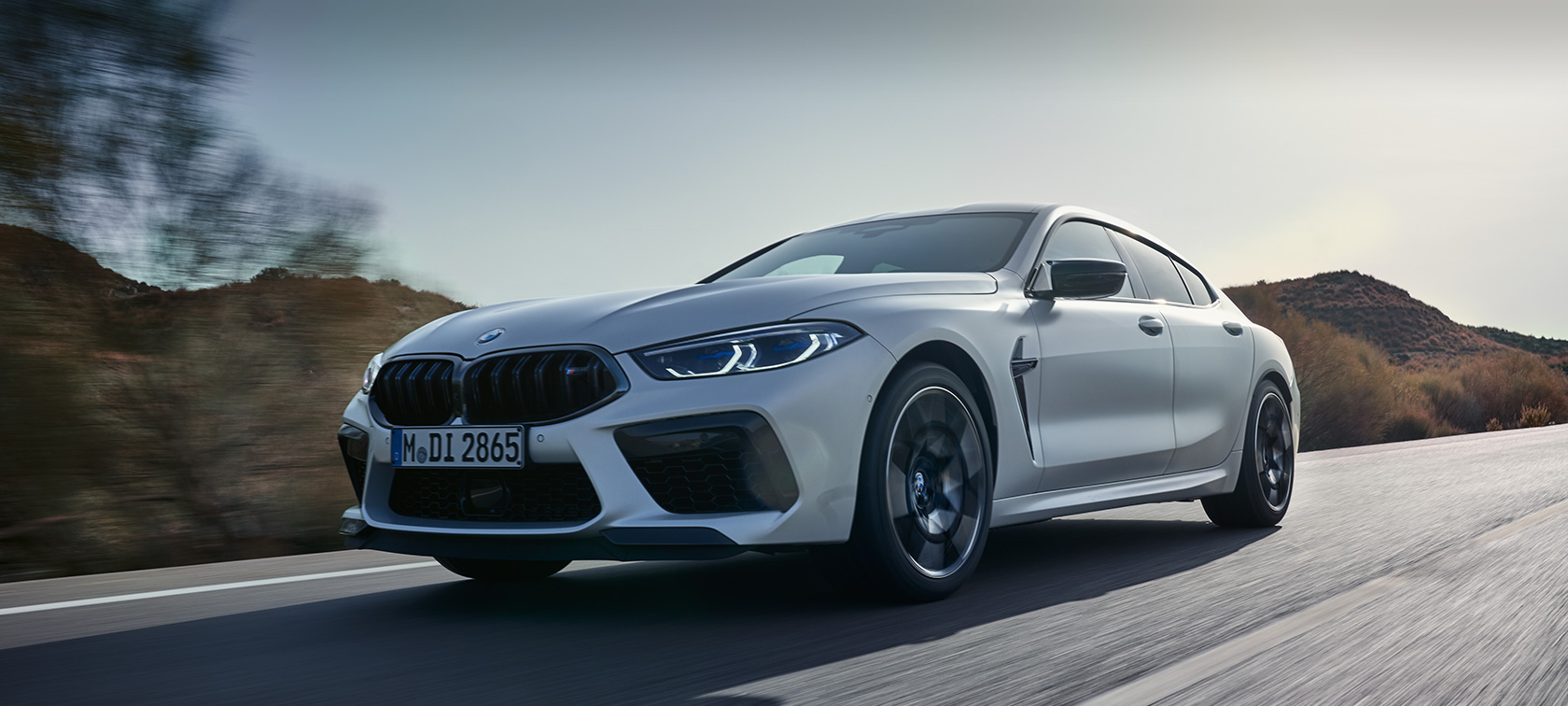 BMW M8 Competition Gran Coupé F93 LCI Facelift 2022 BMW Individual Frozen Brilliant White metallic three-quarter front view driving