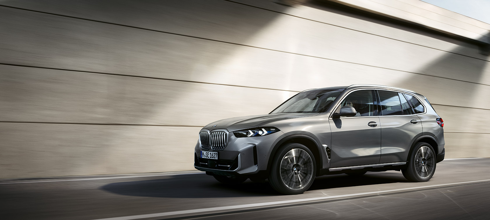 https://www.bmw.co.uk/content/dam/bmw/common/all-models/x-series/x5/2023/highlights/bmw-x-series-x5-sp-desktop.jpg