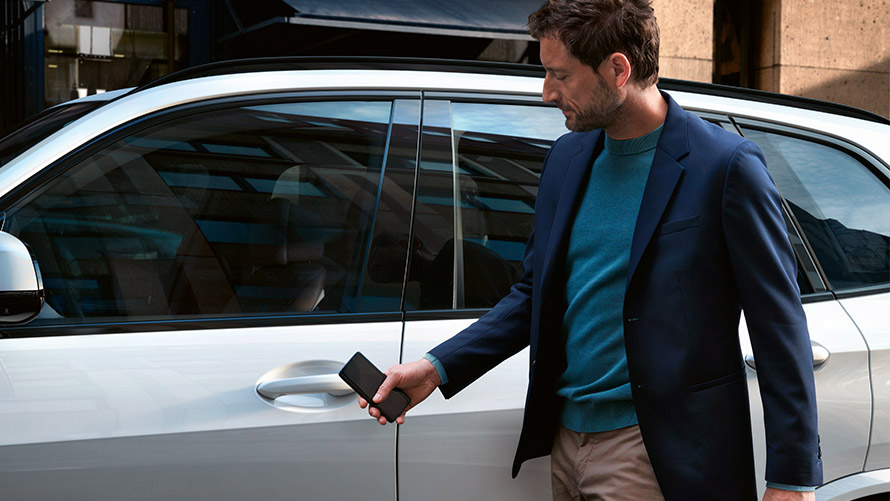 Digital Key Man using BMW Digital Key to open car.