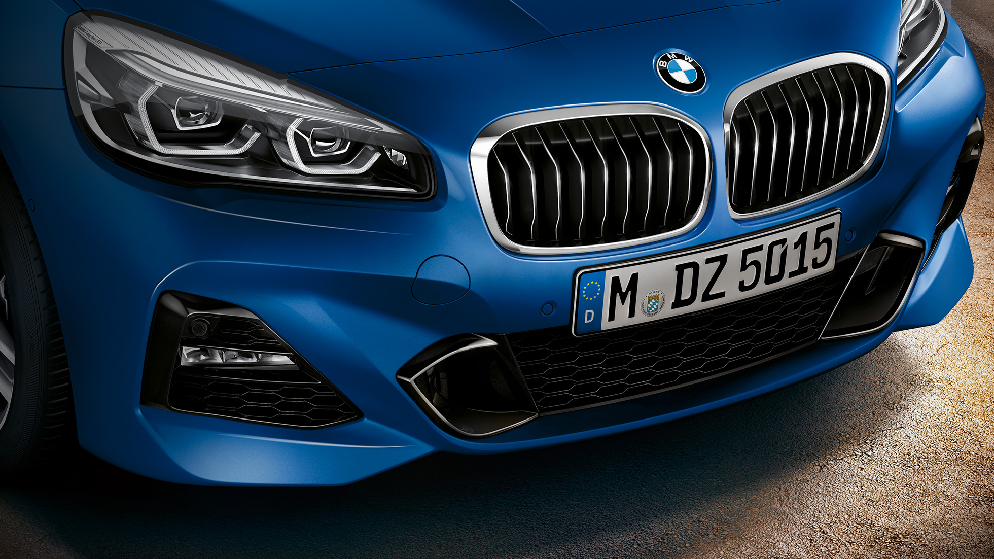 Double kidney grille BMW 2 Series Gran Tourer Double kidney grille BMW 2 Series Gran Tourer F46 Facelift 2018 Estoril Blau metallic close-up front