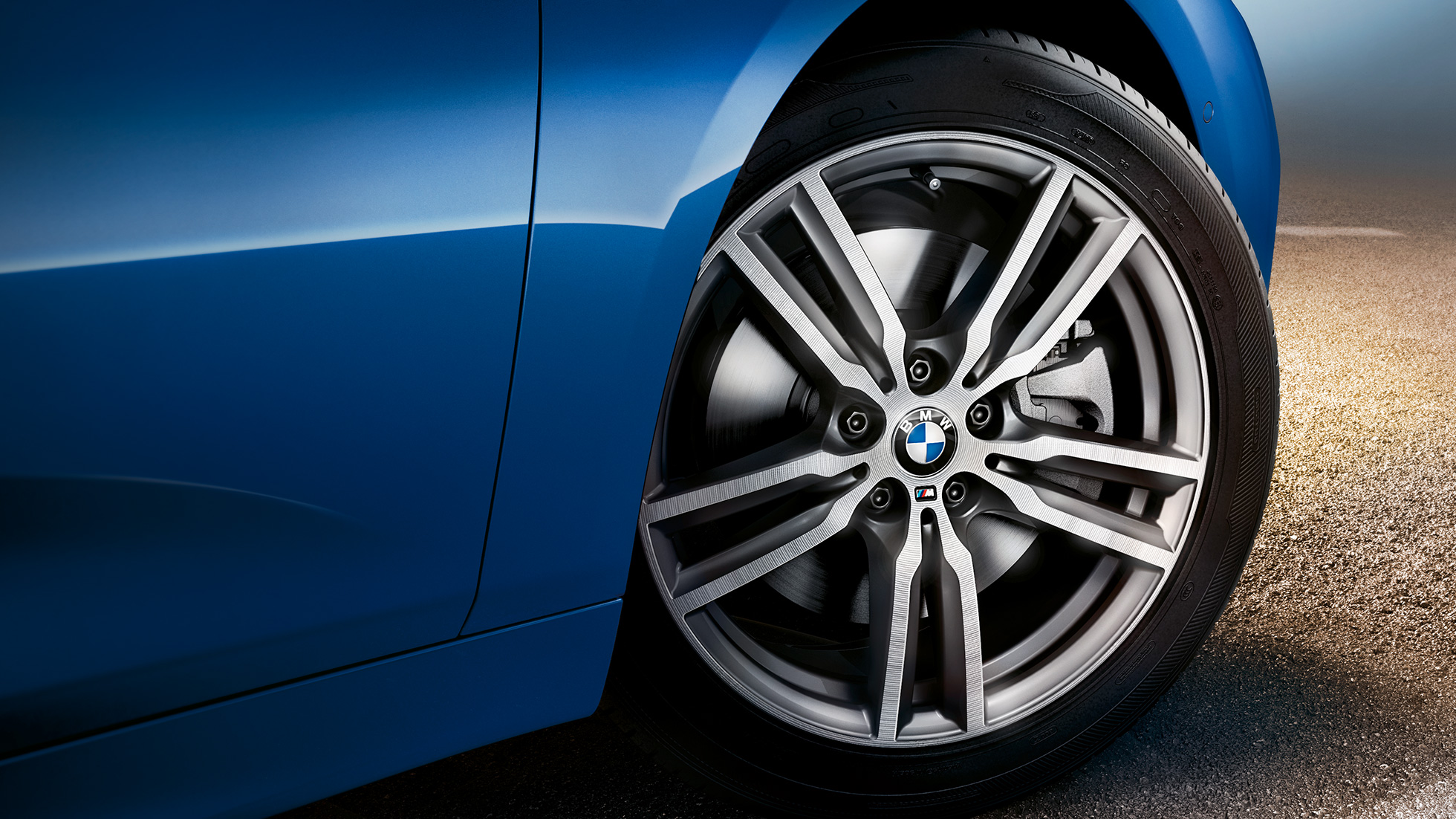 Light alloy wheels BMW 2 Series Gran Tourer Light alloy wheels BMW 2 Series Gran Tourer F46 Facelift 2018 Estoril Blue metallic close-up view