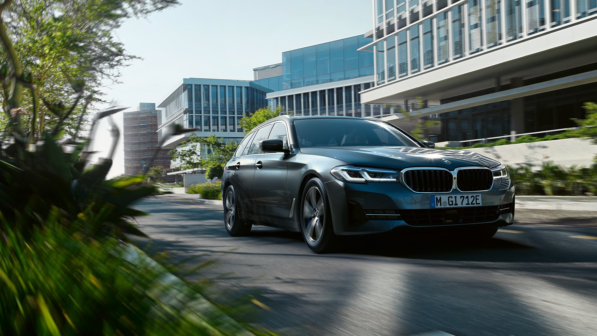 BMW 5 Touring G31 exterior BMW 5 Series Touring G31 Facelift 2020 Sophisto Grey three-quarter front view driving in city