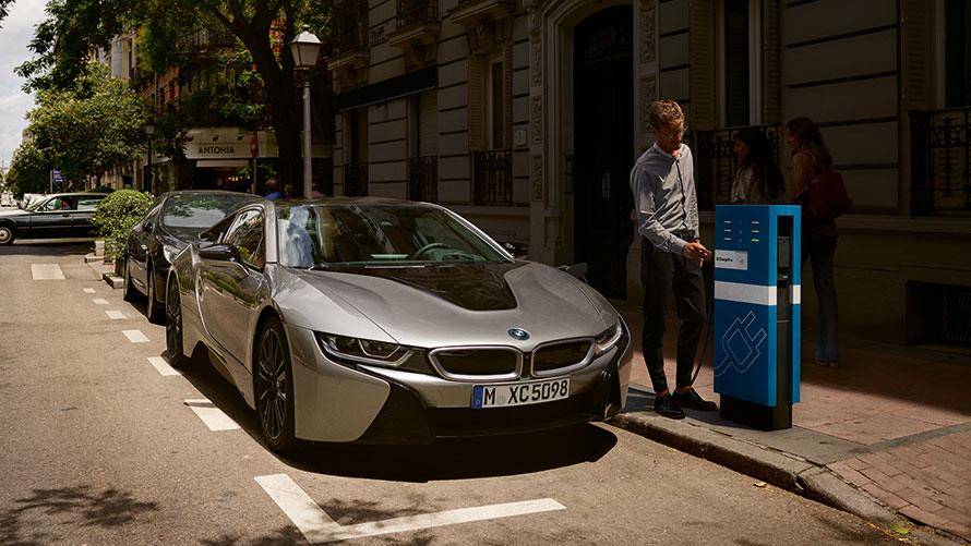 BMW i8 Coupé charging BMW i8 Coupé charging