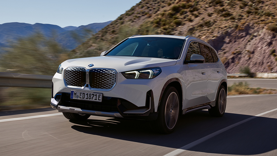 BMW iX M60 i20 2022 electric SUV electric car BMW Individual Storm Bay metallic Adaptive 2-axle air suspension side view