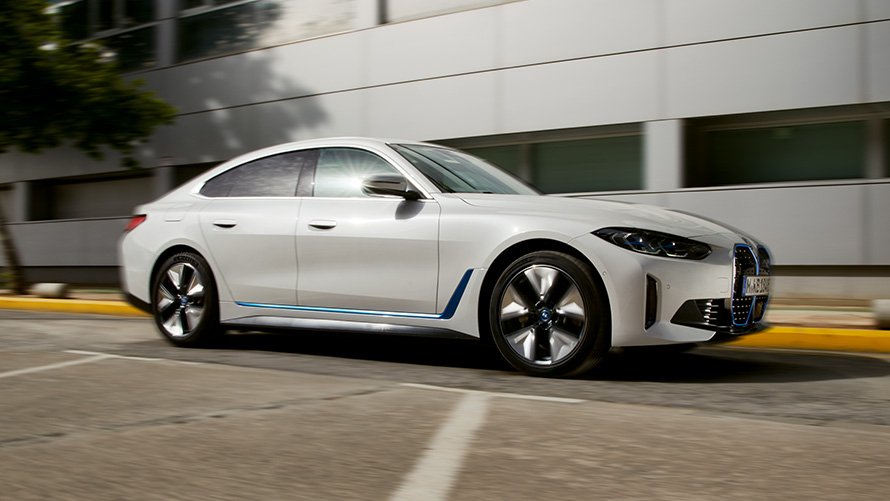 BMW iX M60 i20 2022 electric SUV electric car BMW Individual Storm Bay metallic Adaptive 2-axle air suspension side view