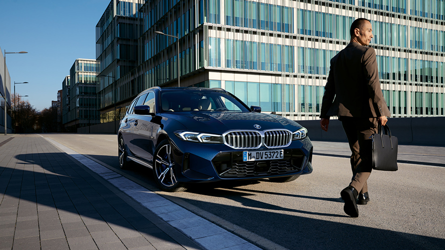 BMW iX M60 i20 2022 electric SUV electric car BMW Individual Storm Bay metallic Adaptive 2-axle air suspension side view